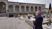 CHIESA: il Vescovo in cimitero a Ceneda