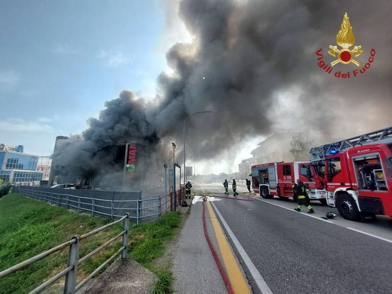 CONEGLIANO: vasto incendio all'Aumai, in viale Italia