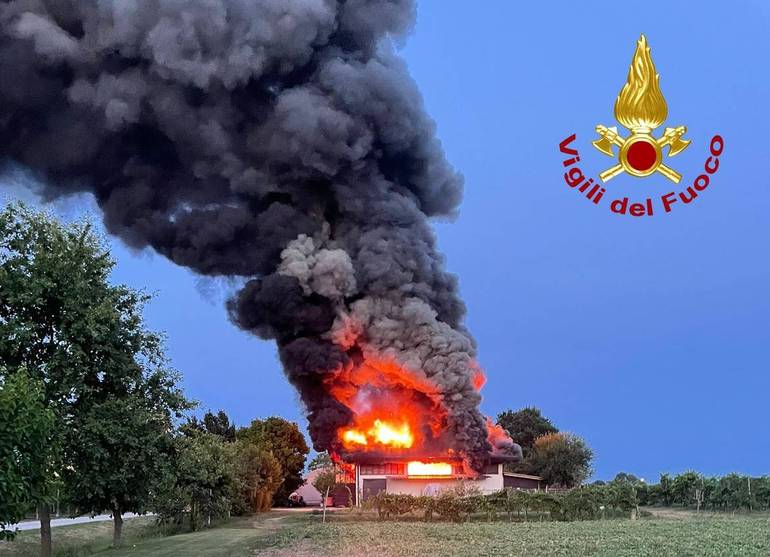 GAIARINE: incendio di un capannone agricolo